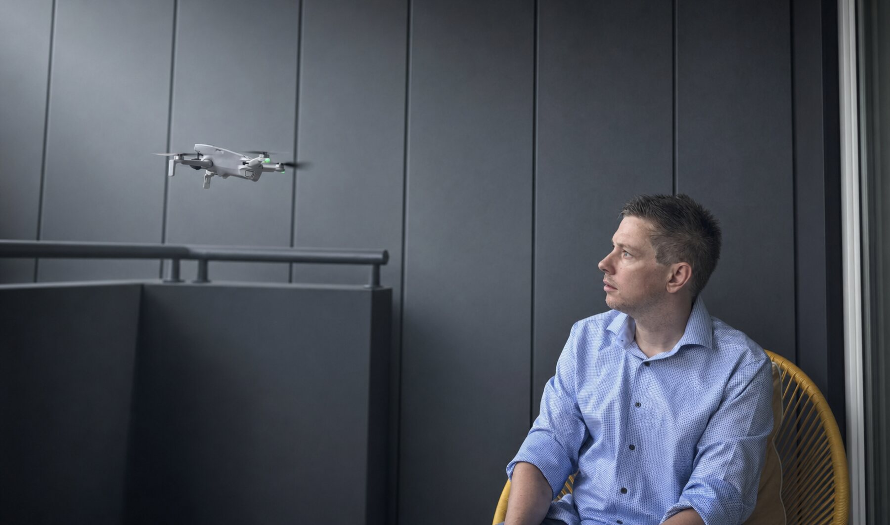 Daniel beobachtet eine schwebende Drohne — Technik gehört bei machichdigital zum Alltag