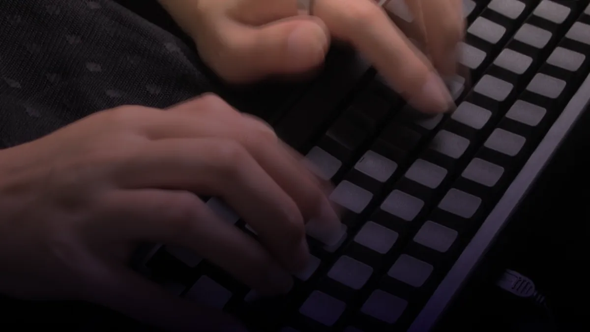 Hände auf einer Tastatur beim schnellen Arbeiten mit Kopieren und Einfügen
