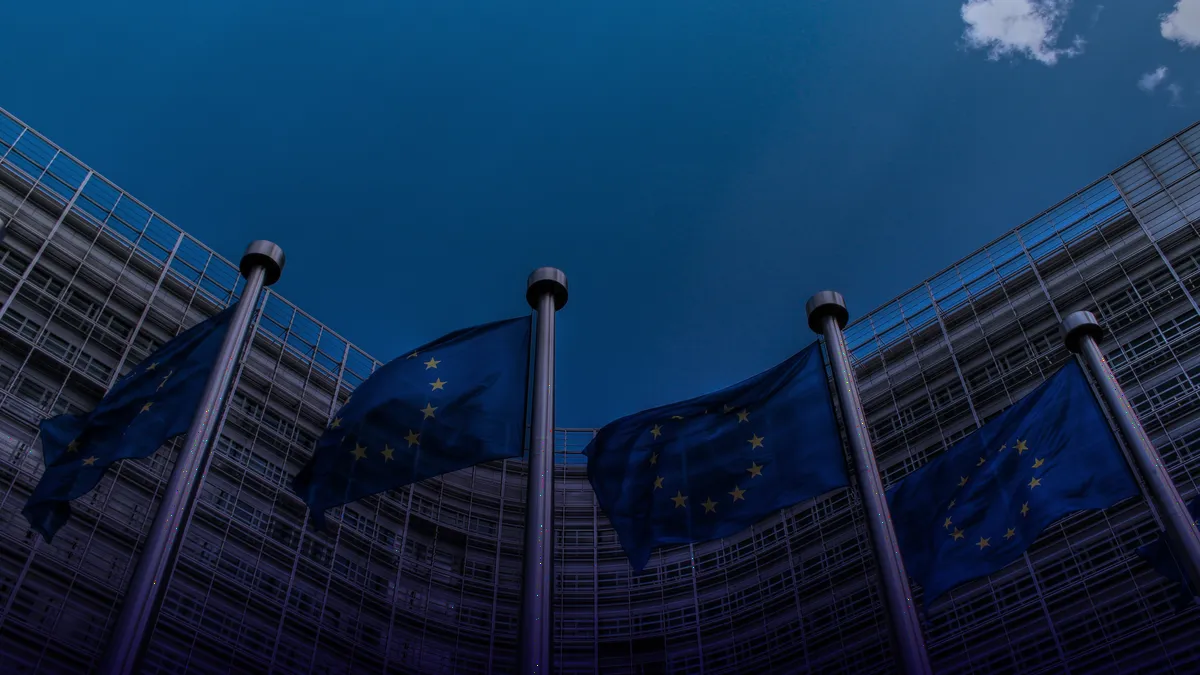 Europaflaggen vor dem Berlaymont-Gebäude der EU-Kommission in Brüssel