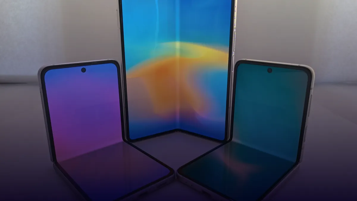 Faltbares Smartphone im Buchformat, halb aufgeklappt mit sichtbarem Innendisplay