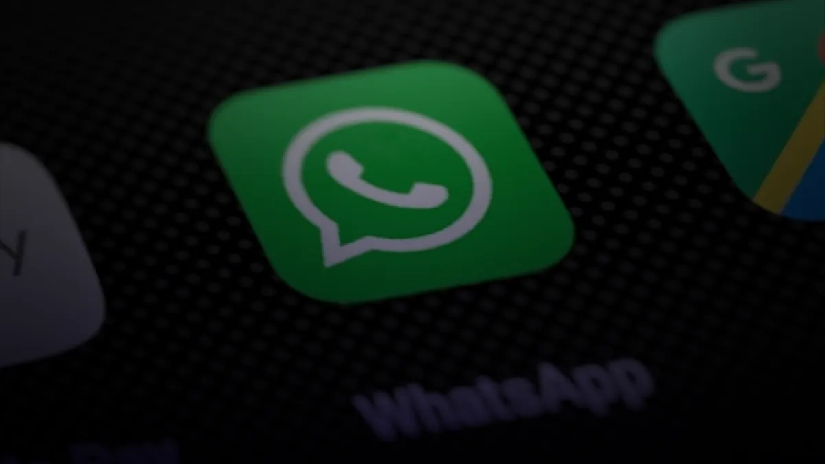 WhatsApp-App-Icon in Nahaufnahme auf einem Smartphone-Bildschirm