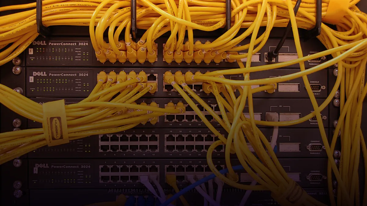 Router mit blinkenden Netzwerk-Anschlüssen und Kabeln im Serverschrank