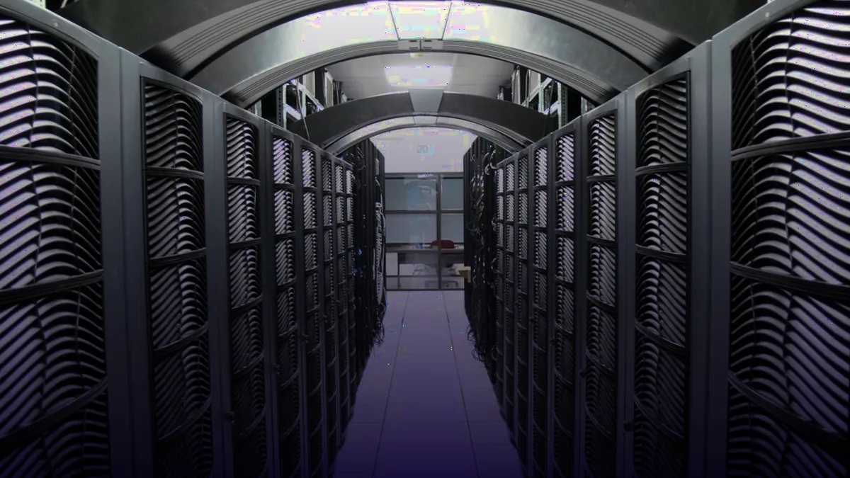 Serverschrank in einem Rechenzentrum mit Netzwerkkabeln